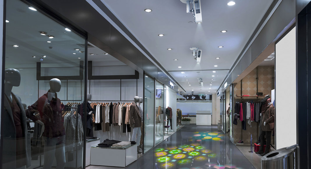 Boutique display window with mannequins in fashionable dresses Proyectores - Epson - TPVnews - digital signage - Tai Editorial - España