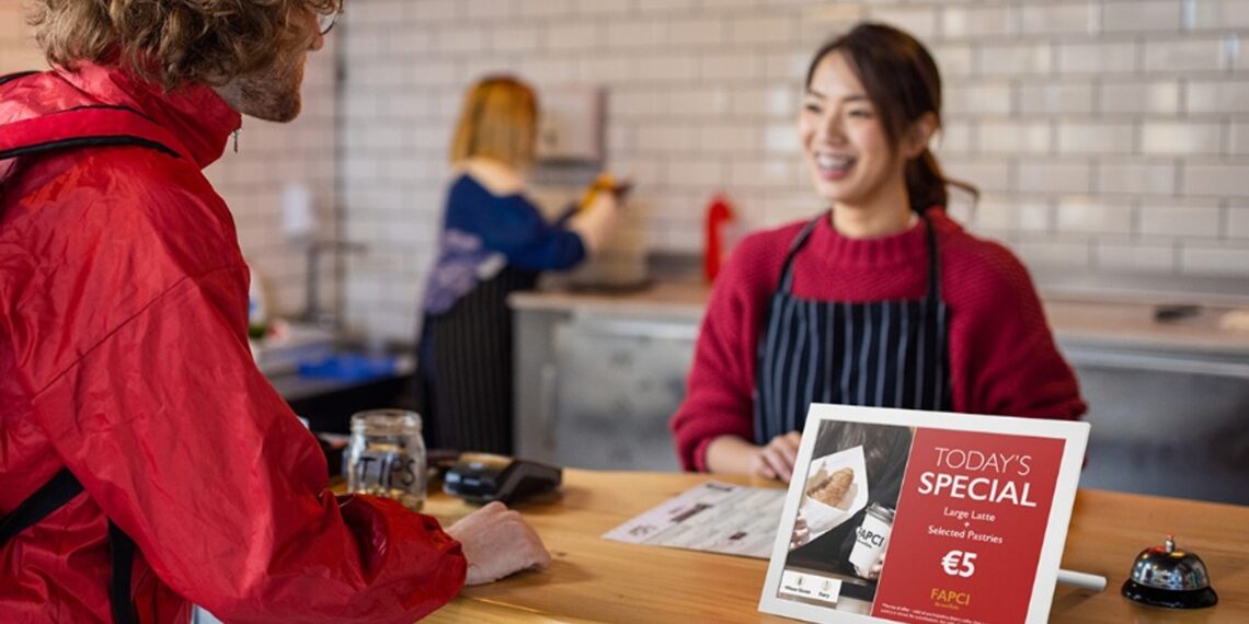 Samsung reinventa la señalización en el punto de venta con la pantalla Color E-Paper de 13”