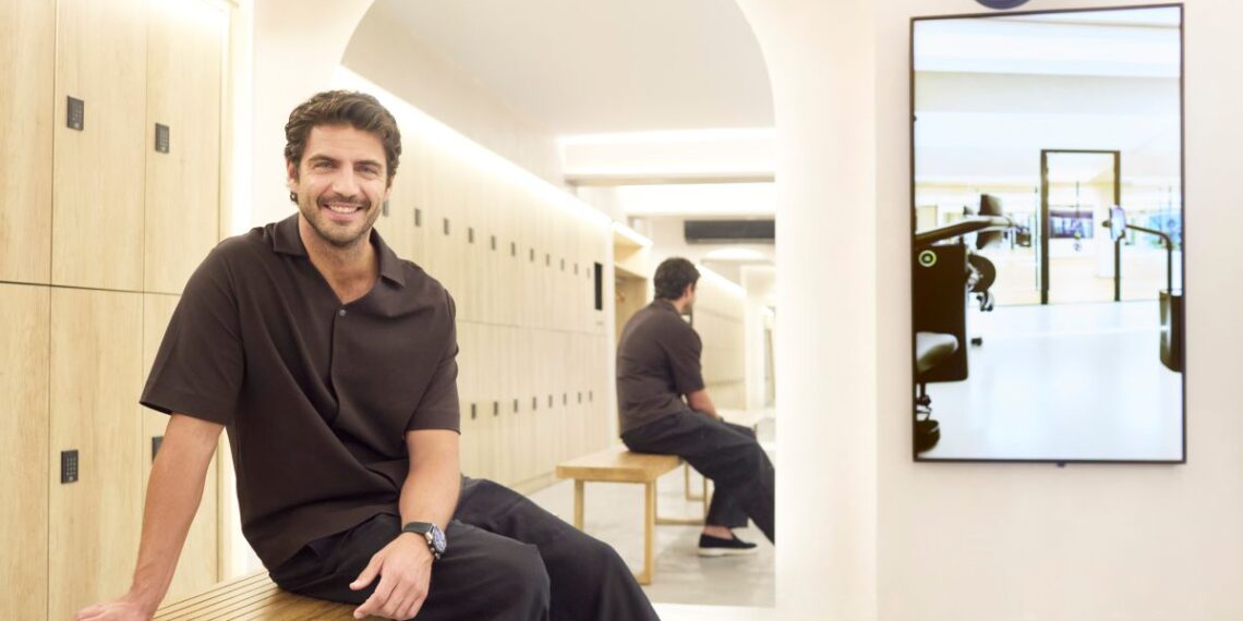 Maxi Iglesias elige la tecnología de Samsung para ofrecer una experiencia visual prémium en su gimnasio